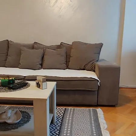 Stan Na Dan Centar アパート ビイェリナ